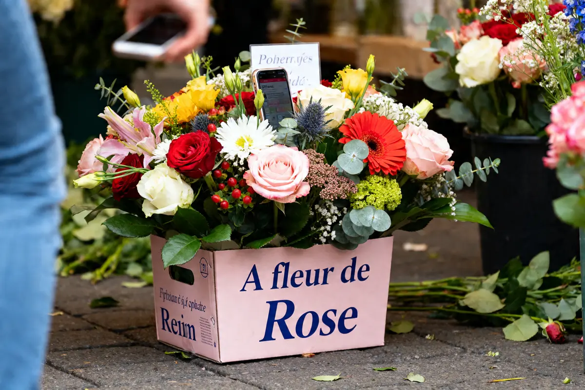 Bouquet coloré dans boîte A fleur de Rose avec smartphone en arrière-plan