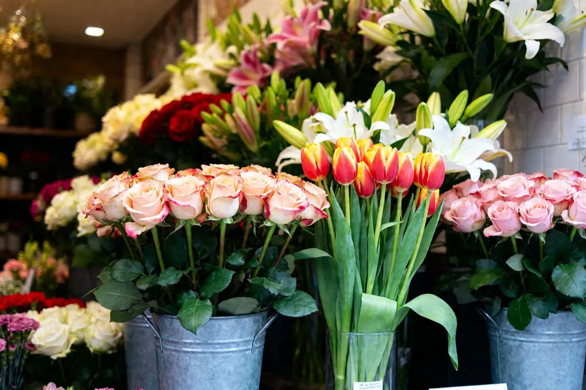 Bouquets variés de fleurs chez Allo Fleurs avec roses, tulipes et lys
