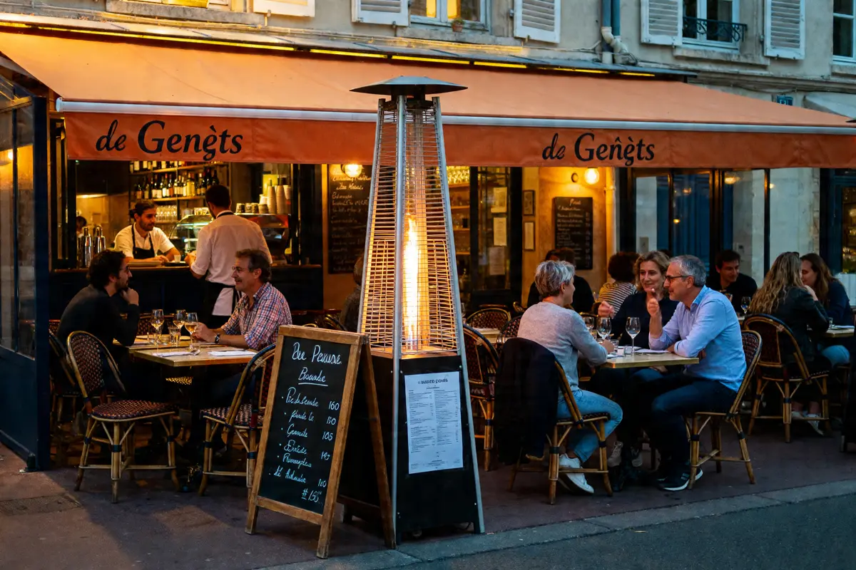 Dîner en terrasse chauffée à La pause des Genêts avec des amis en soirée