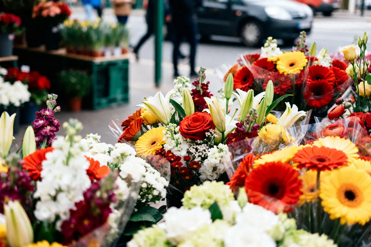 Bouquets colorés exposés sur un marché de La Ronde des fleurs Plabennec